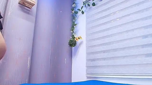 Snapshot of sofi_hils chatting on 09.17.25 sofi hils online show from 09.17.25