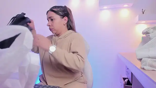 Snapshot of CataleyaAmaya chatting on 10.25.25 CataleyaAmaya online show from 10.25.25