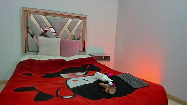 Snapshot of CataleyaAmaya chatting on 11.30.25 CataleyaAmaya online show from 11.30.25