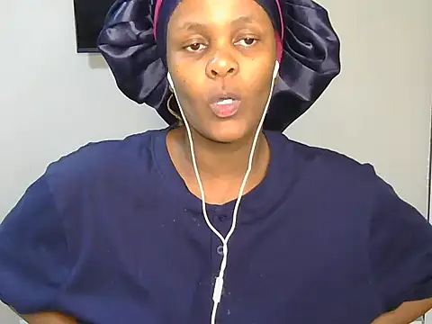 Snapshot of Sultry_Booty chatting on 10.18.25 Sultry Booty online show from 10.18.25