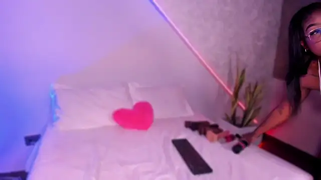 Snapshot of Kishalove_ chatting on 11.25.25 Kishalove online show from 11.25.25