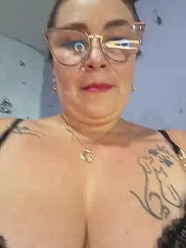 Snapshot of anythompsom chatting on 10.28.25 anythompsom online show from 10.28.25