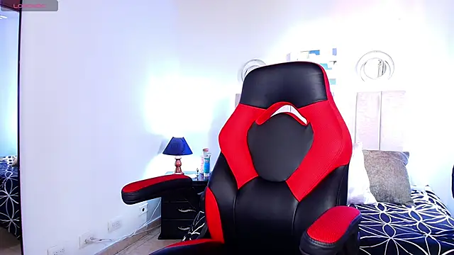 Naomi Redd online show from 11.04.25