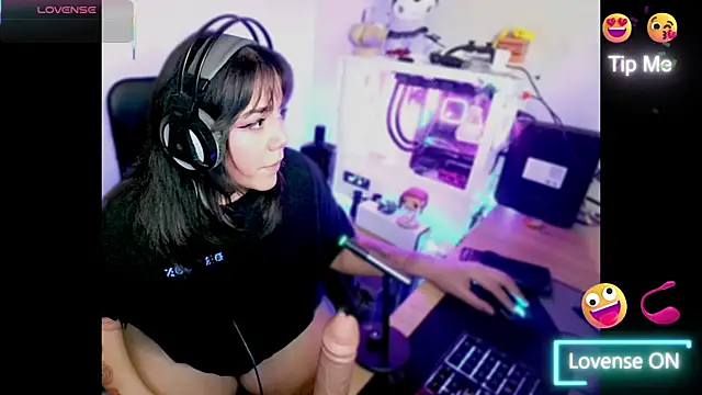 Snapshot of PinkDenial chatting on 11.15.25 PinkDenial online show from 11.15.25