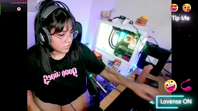 Snapshot of PinkDenial chatting on 11.28.25 PinkDenial online show from 11.28.25