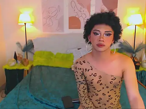 Snapshot of Alluring_Carmela chatting on 12.01.25 Alluring Carmela online show from 12.01.25