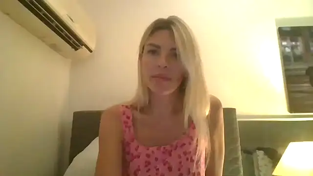 Snapshot of Liliwii1 chatting on 10.30.25 Liliwii1 online show from 10.30.25