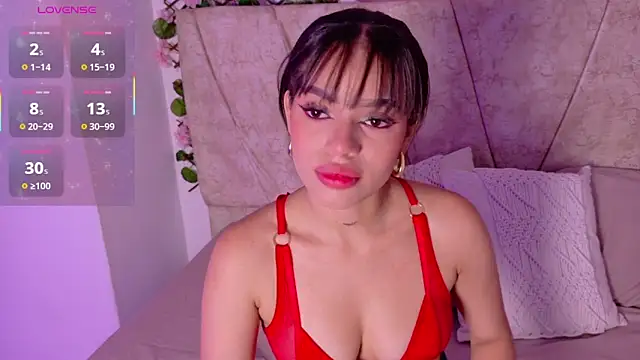 LaraGiil online show from 11.17.25