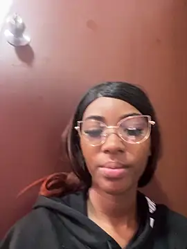 Snapshot of MarianRosse chatting on 12.20.25 MarianRosse online show from 12.20.25