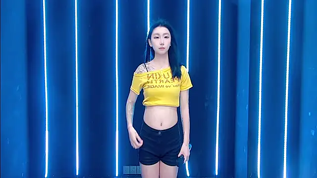 queen-001 online show from 10.27.25