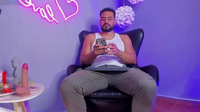 Snapshot of Gael_Meneses chatting on 12.02.25 Gael Meneses online show from 12.02.25