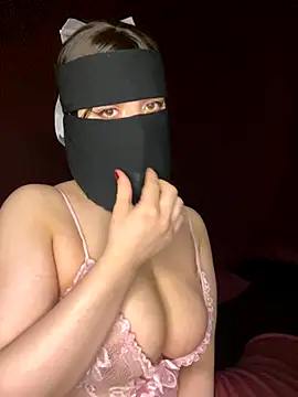 Snapshot of RooVaaN-Xx chatting on 10.29.25 RooVaaN-Xx online show from 10.29.25