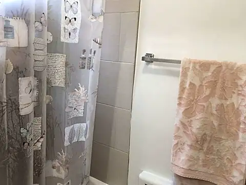 littyleesh1 online show from 10.21.25