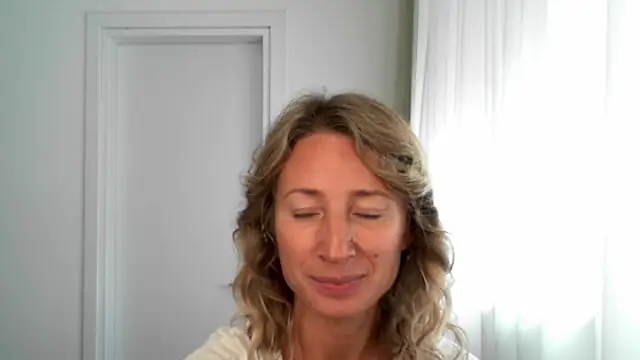 Snapshot of Paevoa chatting on 11.14.25 Paevoa online show from 11.14.25