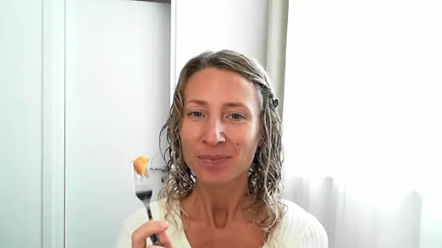 Snapshot of Paevoa chatting on 11.18.25 Paevoa online show from 11.18.25