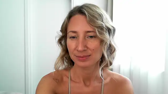 Snapshot of Paevoa chatting on 11.26.25 Paevoa online show from 11.26.25