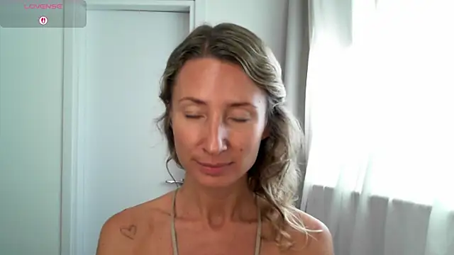 Snapshot of Paevoa chatting on 11.28.25 Paevoa online show from 11.28.25