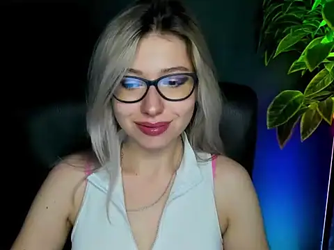 Snapshot of loveHeidi chatting on 09.22.25 loveHeidi online show from 09.22.25