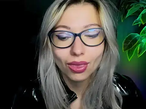 Snapshot of loveHeidi chatting on 09.23.25 loveHeidi online show from 09.23.25