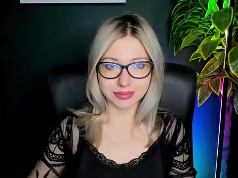 Snapshot of loveHeidi chatting on 09.24.25 loveHeidi online show from 09.24.25