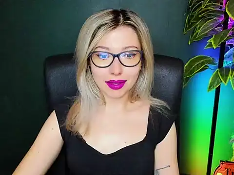 Snapshot of loveHeidi chatting on 11.10.25 loveHeidi online show from 11.10.25