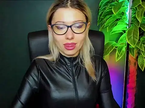 Snapshot of loveHeidi chatting on 11.25.25 loveHeidi online show from 11.25.25