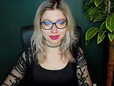 Snapshot of loveHeidi chatting on 12.02.25 loveHeidi online show from 12.02.25