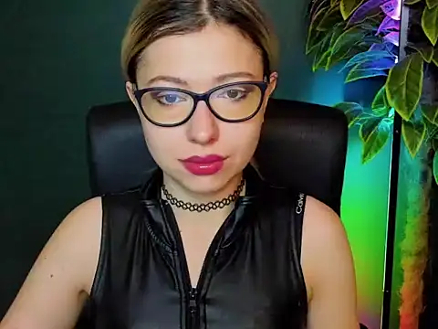 Snapshot of loveHeidi chatting on 12.04.25 loveHeidi online show from 12.04.25