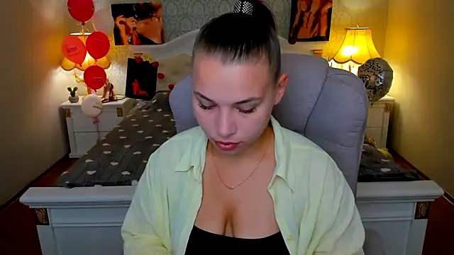 Snapshot of OmniaSher chatting on 09.09.25 OmniaSher online show from 09.09.25