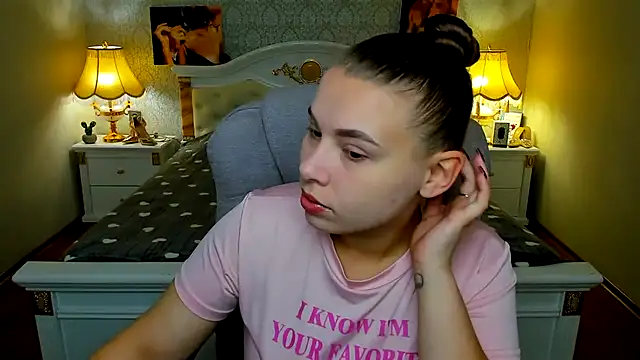 Snapshot of OmniaSher chatting on 10.10.25 OmniaSher online show from 10.10.25