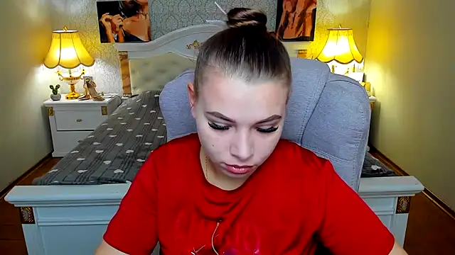 Snapshot of OmniaSher chatting on 10.19.25 OmniaSher online show from 10.19.25