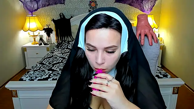 Snapshot of OmniaSher chatting on 10.28.25 OmniaSher online show from 10.28.25