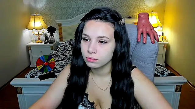 Snapshot of OmniaSher chatting on 11.20.25 OmniaSher online show from 11.20.25