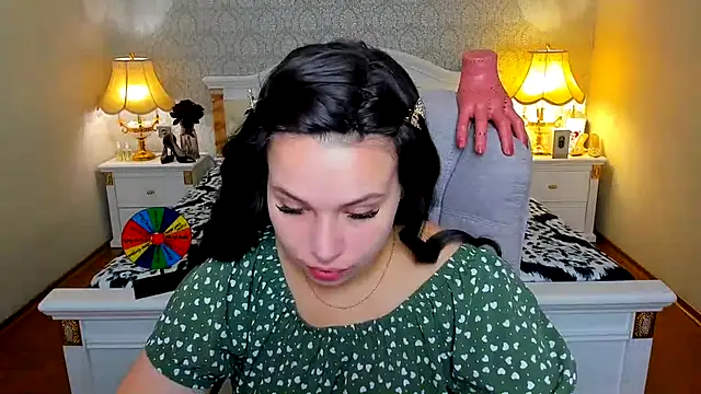 Snapshot of OmniaSher chatting on 11.21.25 OmniaSher online show from 11.21.25