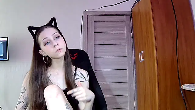 Snapshot of AsahyKourr chatting on 11.21.25 AsahyKourr online show from 11.21.25