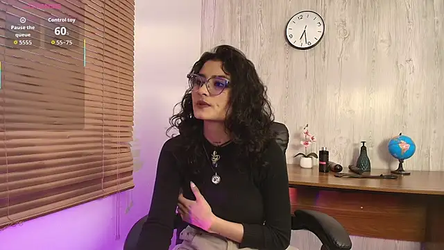 Snapshot of LilyRouset chatting on 09.10.25 LilyRouset online show from 09.10.25