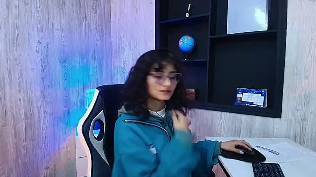 Snapshot of LilyRouset chatting on 10.01.25 LilyRouset online show from 10.01.25