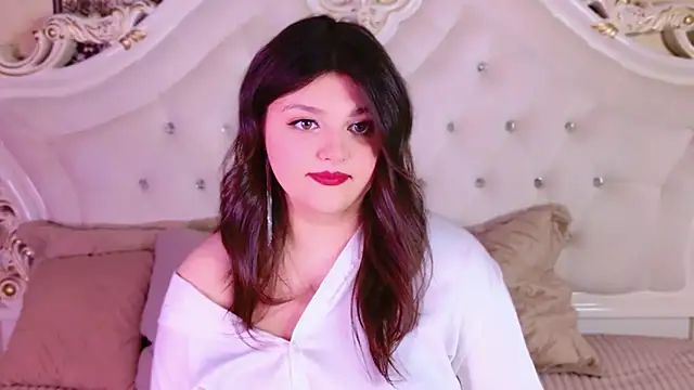 Snapshot of UR_BELLA chatting on 10.08.25 UR BELLA online show from 10.08.25