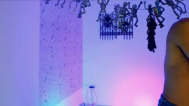 Snapshot of lorian_vikel chatting on 10.25.25 lorian vikel online show from 10.25.25