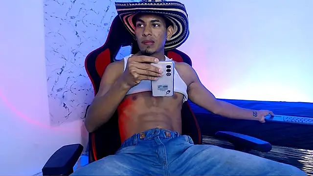 Snapshot of lorian_vikel chatting on 11.02.25 lorian vikel online show from 11.02.25