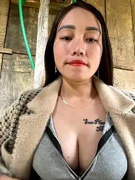 Snapshot of chipp-bong chatting on 10.27.25 chipp-bong online show from 10.27.25