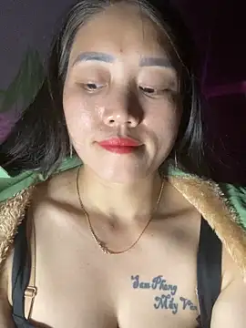 Snapshot of chipp-bong chatting on 11.18.25 chipp-bong online show from 11.18.25