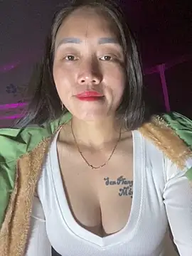 Snapshot of chipp-bong chatting on 11.19.25 chipp-bong online show from 11.19.25