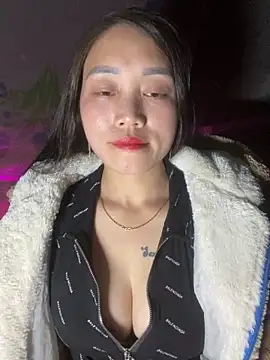 Snapshot of chipp-bong chatting on 11.23.25 chipp-bong online show from 11.23.25