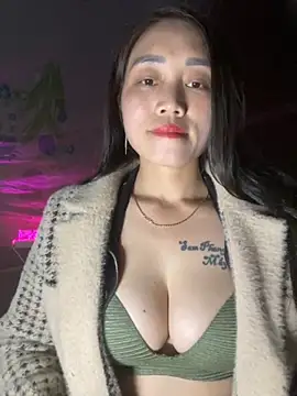 Snapshot of chipp-bong chatting on 11.29.25 chipp-bong online show from 11.29.25