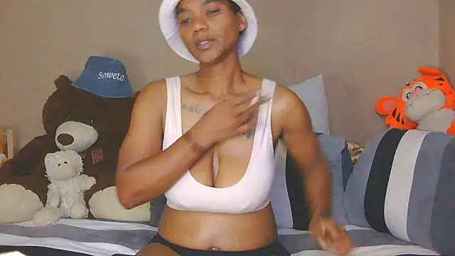 Snapshot of JANIELEE chatting on 09.18.25 JANIELEE online show from 09.18.25