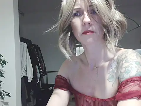 Snapshot of MadMadelin chatting on 09.22.25 MadMadelin online show from 09.22.25