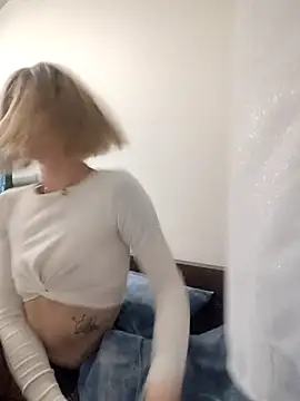 Snapshot of MadMadelin chatting on 12.01.25 MadMadelin online show from 12.01.25