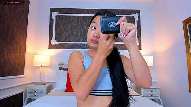 Snapshot of SharonBonet chatting on 11.04.25 SharonBonet online show from 11.04.25