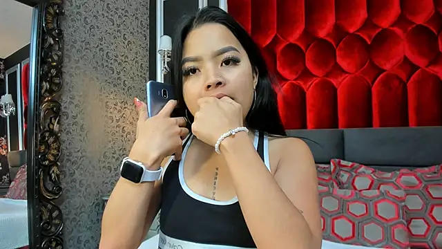 Snapshot of SharonBonet chatting on 11.30.25 SharonBonet online show from 11.30.25